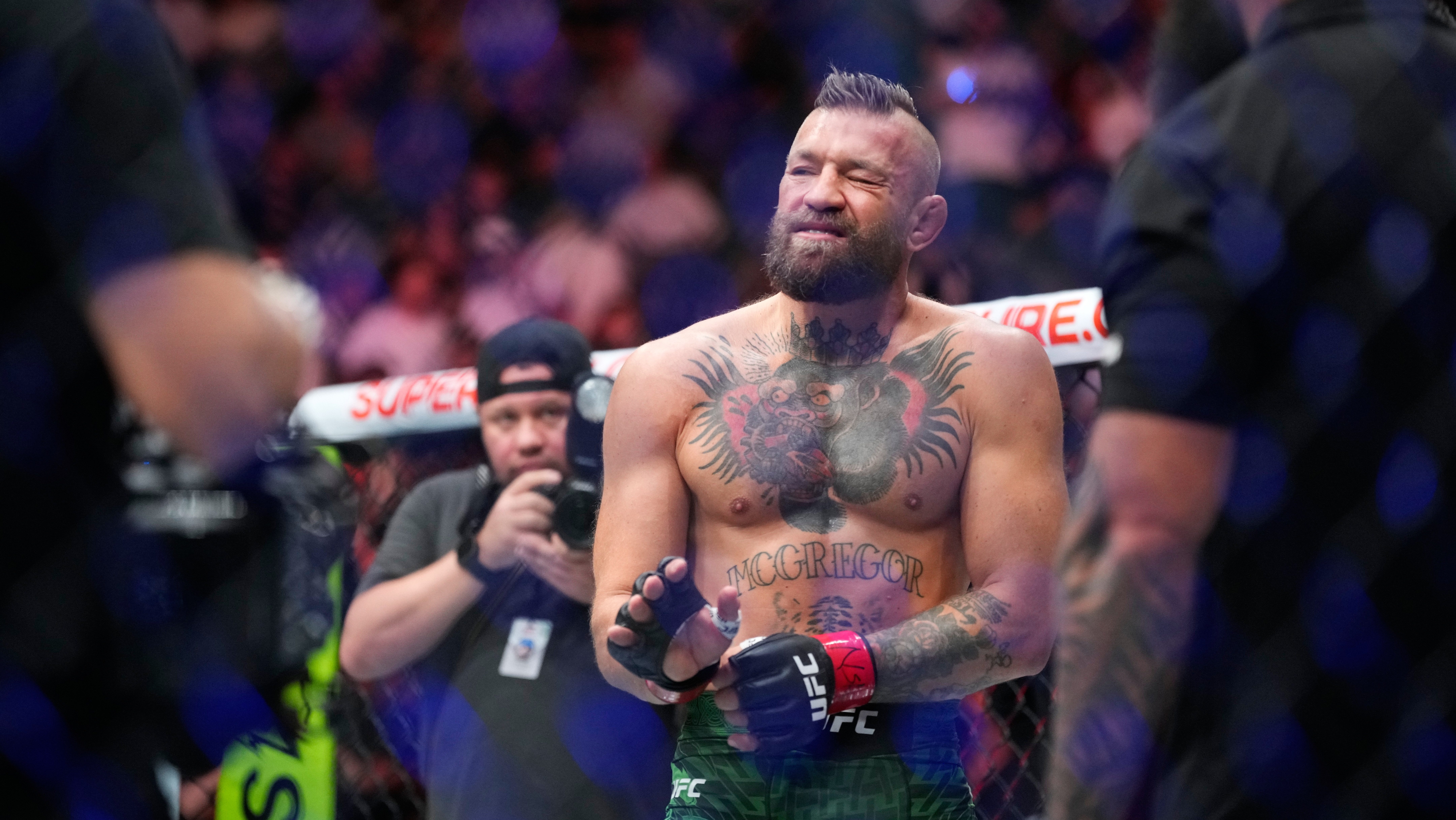 Conor McGregor se lesionó a los 69 segundos y perdió ante Max Holloway en&hellip;