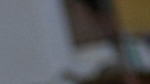 Estefany Landaez permanece sentada entre los escombros de un edificio, esperando encontrar a sus dos hijos tras los terremotos en La Guaira.