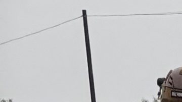 Se observa a un guardabosques caminando entre las aguas crecidas por las fuertes lluvias en el condado de Uvalde, Texas.