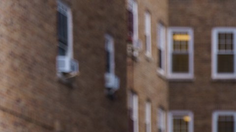 Cada vez más familias dominicanas especialmente de la nueva generación están cruzando el puente hacia el Bronx, impulsadas por un enemigo común: el costo de la vivienda.