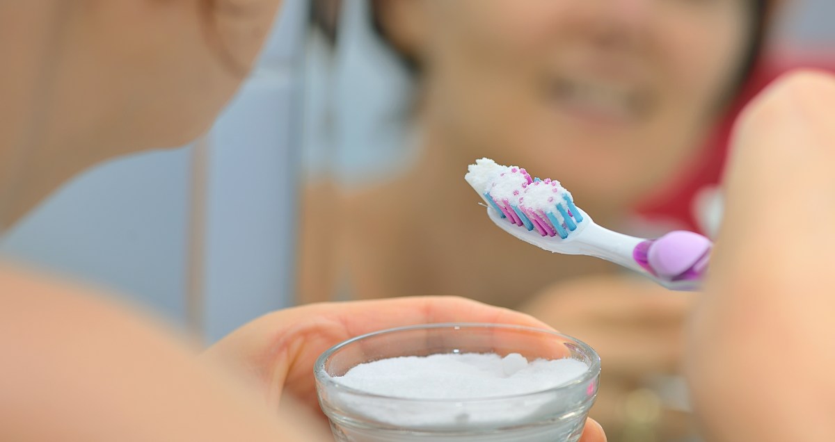 ¿Por qué los dentistas desaconsejan el uso de bicarbonato de sodio para cepillarse los dientes?