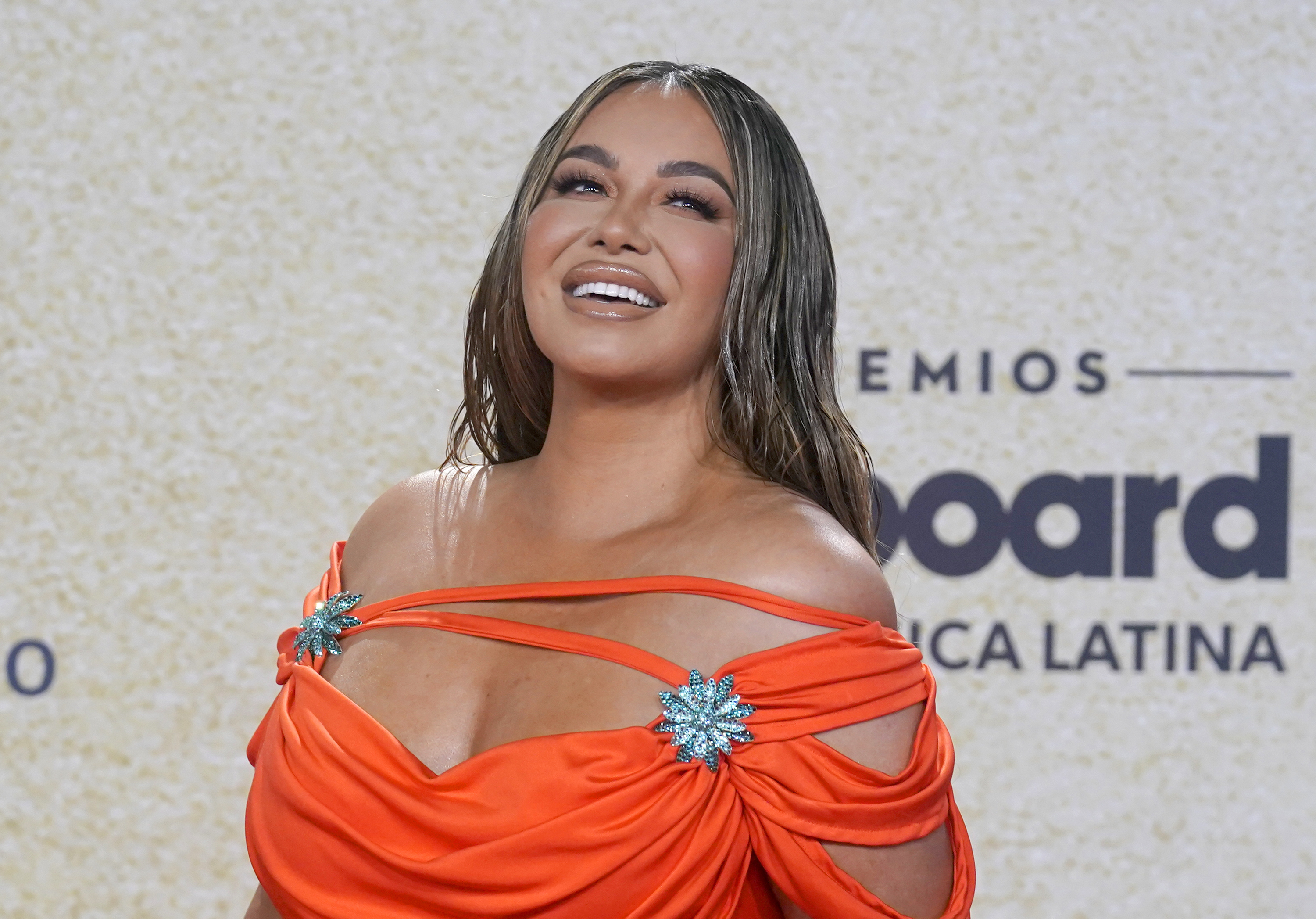Chiquis Rivera encabeza campaña de PETA Latino contra cautiverio de delfines