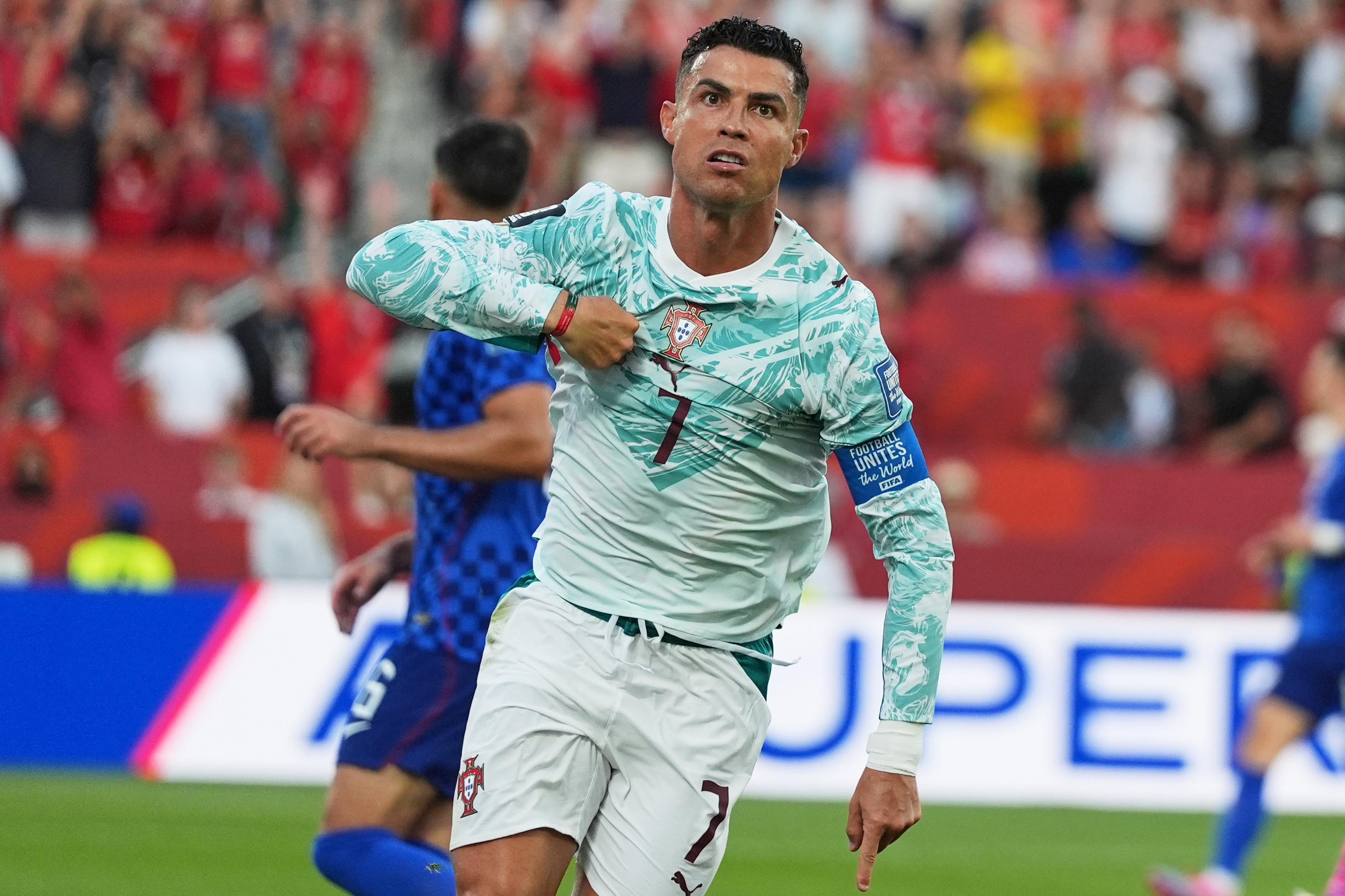 Ronaldo celebra el gol que anotó de penal frente a Croacia en el Mundial 2026.