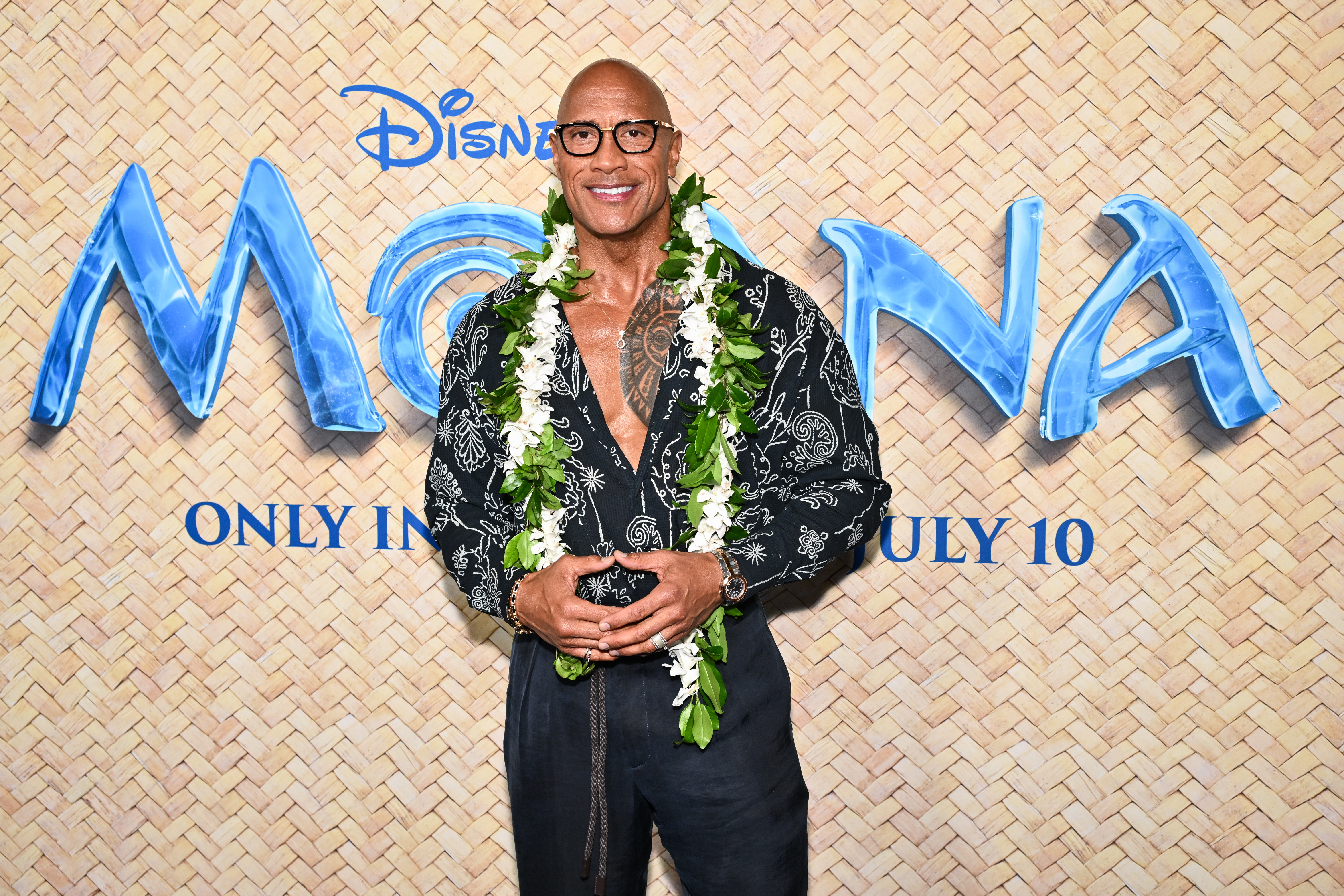 Dwayne Johnson muestra su emoción tras recibir una revista con su abuelo de portada