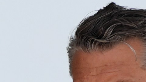 El secretario de Defensa, Pete Hegseth, y el presidente Donald Trump asistieron al solemne traslado de los restos de cuatro militares estadounidenses fallecidos recientemente en Oriente Medio, el miércoles 22 de julio de 2026, en la base aérea de Dover, Delaware.