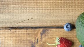 No todas las frutas actúan igual en tu cuerpo: algunas limpian y otras acumulan grasa. Conoce la verdad sobre la bromelina de la piña fresca, el poder antioxidante del glutatión en el aguacate y por qué los productos en almíbar boicotean tu salud.