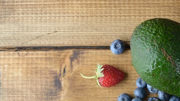 No todas las frutas actúan igual en tu cuerpo: algunas limpian y otras acumulan grasa. Conoce la verdad sobre la bromelina de la piña fresca, el poder antioxidante del glutatión en el aguacate y por qué los productos en almíbar boicotean tu salud.