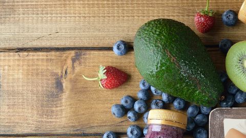 No todas las frutas actúan igual en tu cuerpo: algunas limpian y otras acumulan grasa. Conoce la verdad sobre la bromelina de la piña fresca, el poder antioxidante del glutatión en el aguacate y por qué los productos en almíbar boicotean tu salud.
