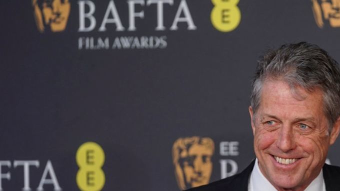 Hugh Grant junto a su esposa Anna Elisabet Eberstein