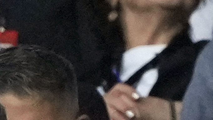 Kevin Lamour (en el centro) observa mientras está junto al presidente de la UEFA, Aleksander Čeferin (a la derecha), antes del inicio del partido del Grupo F entre Turquía y Georgia en la Eurocopa 2024.