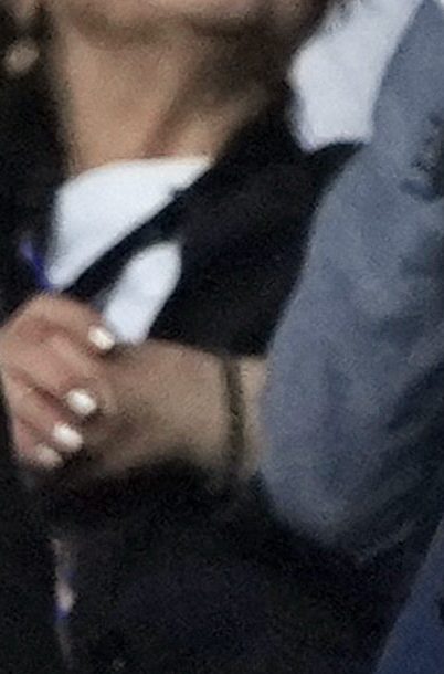 Kevin Lamour (en el centro) observa mientras está junto al presidente de la UEFA, Aleksander Čeferin (a la derecha), antes del inicio del partido del Grupo F entre Turquía y Georgia en la Eurocopa 2024.