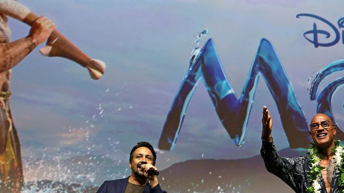 Lin-Manuel Miranda y Dwayne Johnson en pleno momento de emoción