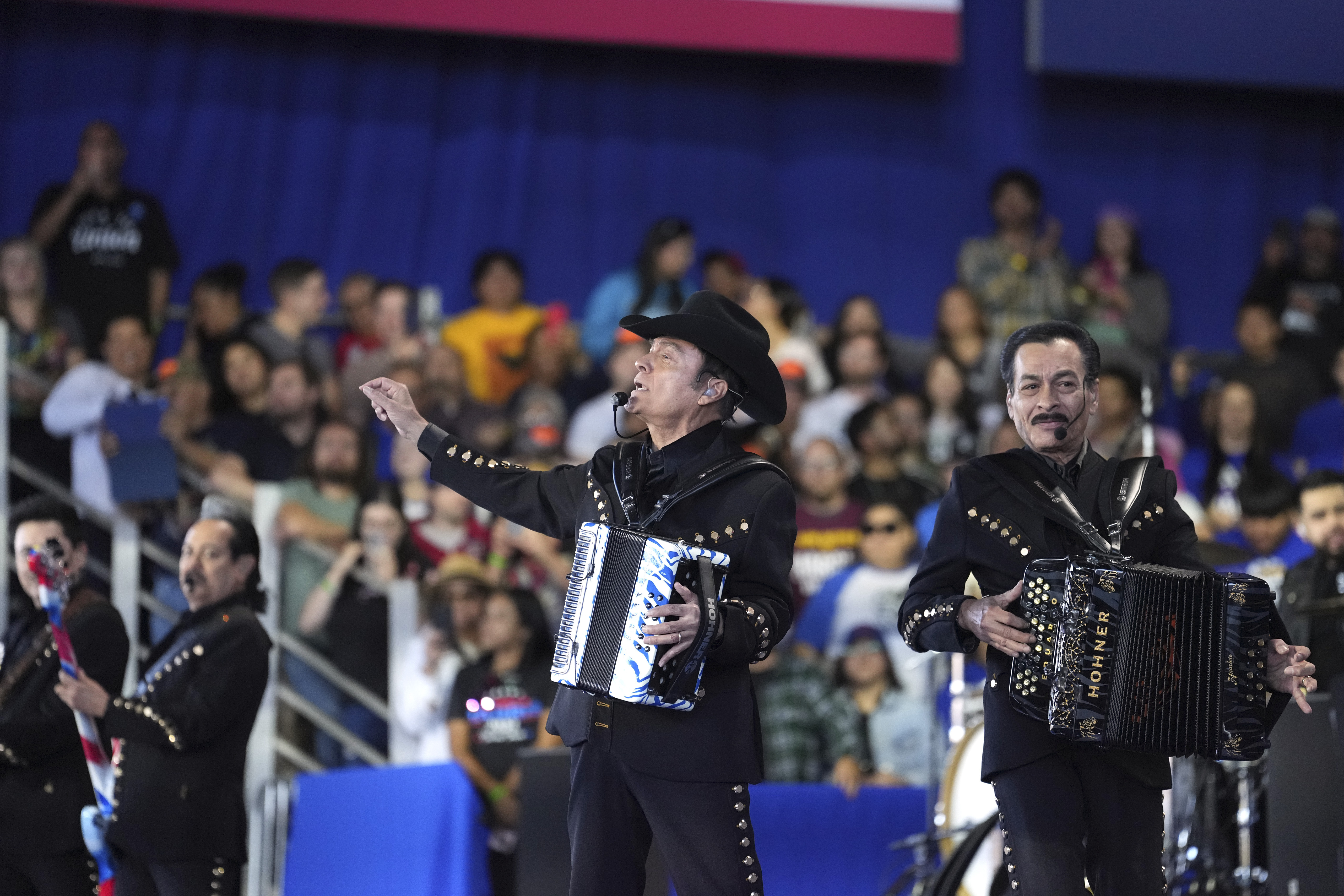 Los Luzeros de Rioverde rinden homenaje a los Tigres del Norte con el tema “Ni parientes somos”