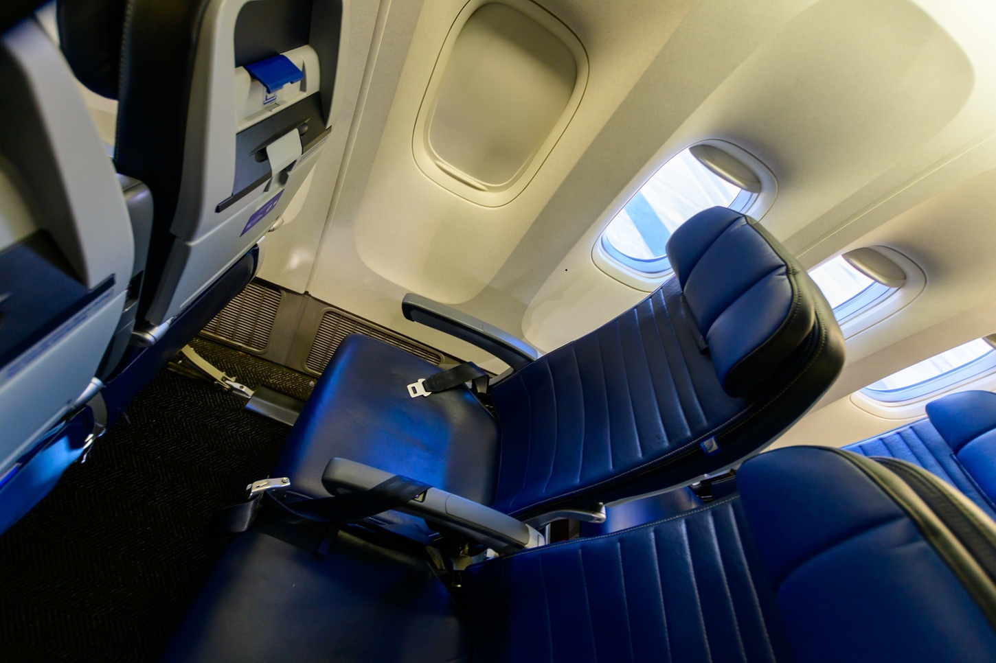 United Airlines irá a juicio por cobrar asientos de ventanilla que no tenían ventana