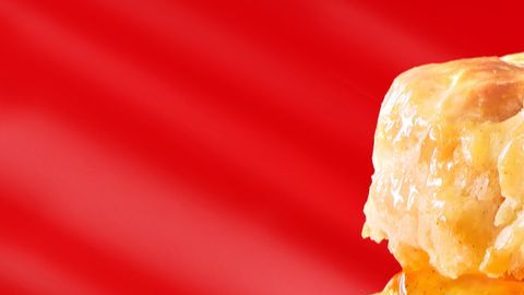 El nuevo sándwich de tocino, huevo y queso de McDonald’s estrena una combinación de mantequilla dorada y miel sobre biscuits recién horneados.