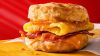 El nuevo sándwich de tocino, huevo y queso de McDonald’s estrena una combinación de mantequilla dorada y miel sobre biscuits recién horneados.