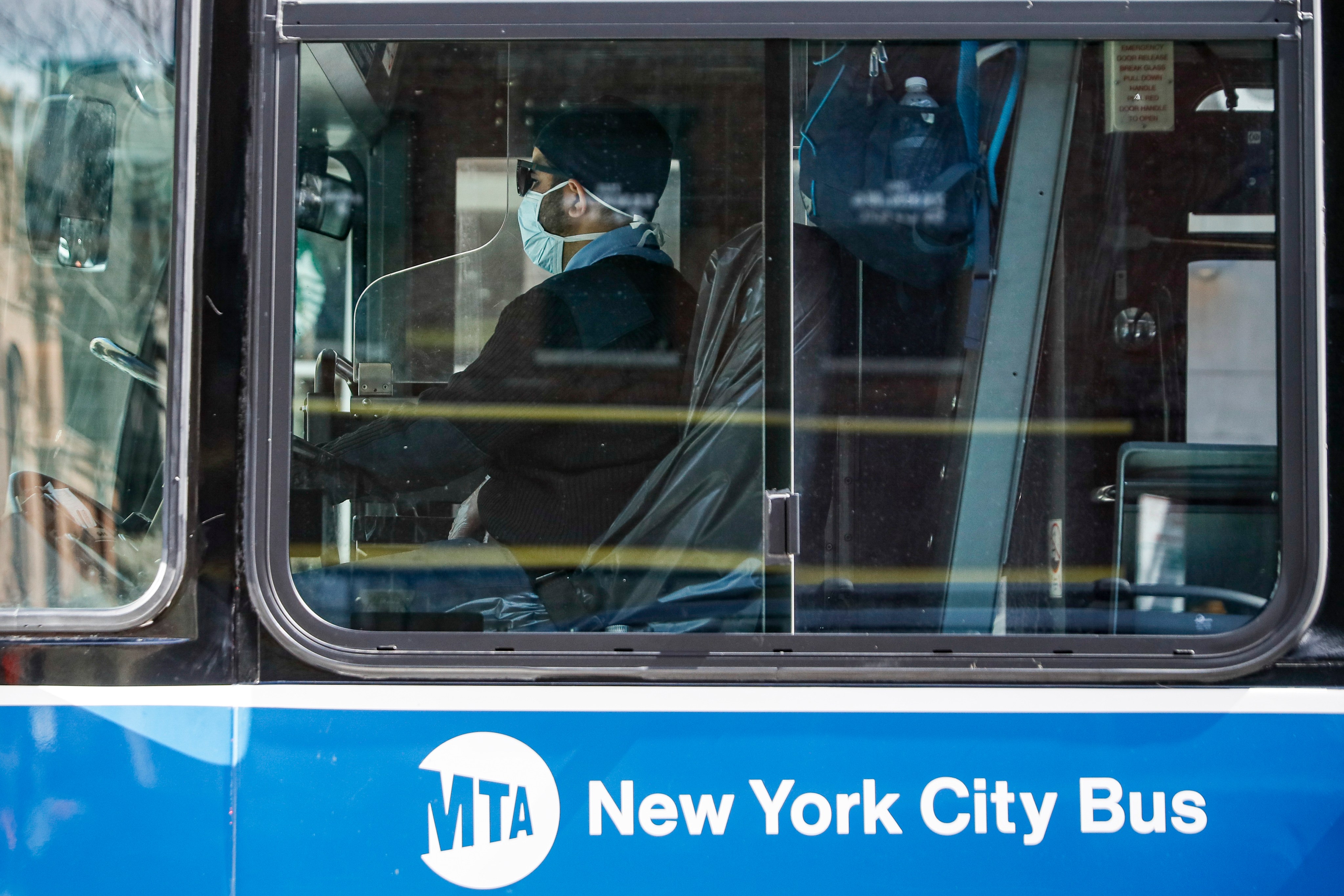 NYC acelera la transformación del transporte: anuncian plan para que los autobuses sean 20% más rápidos para 2030