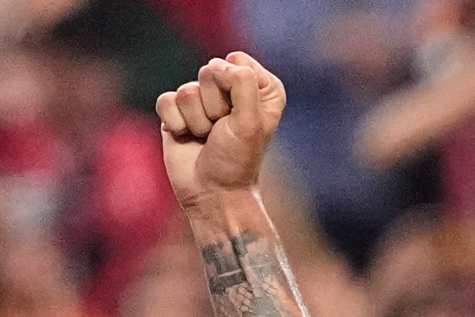 Pedro Porro (12) de España y Cristiano Ronaldo (7) de Portugal reaccionan tras la victoria de España sobre Portugal en el partido de octavos de final del Mundial de fútbol disputado en Arlington, Texas, cerca de Dallas, el lunes 6 de julio de 2026.