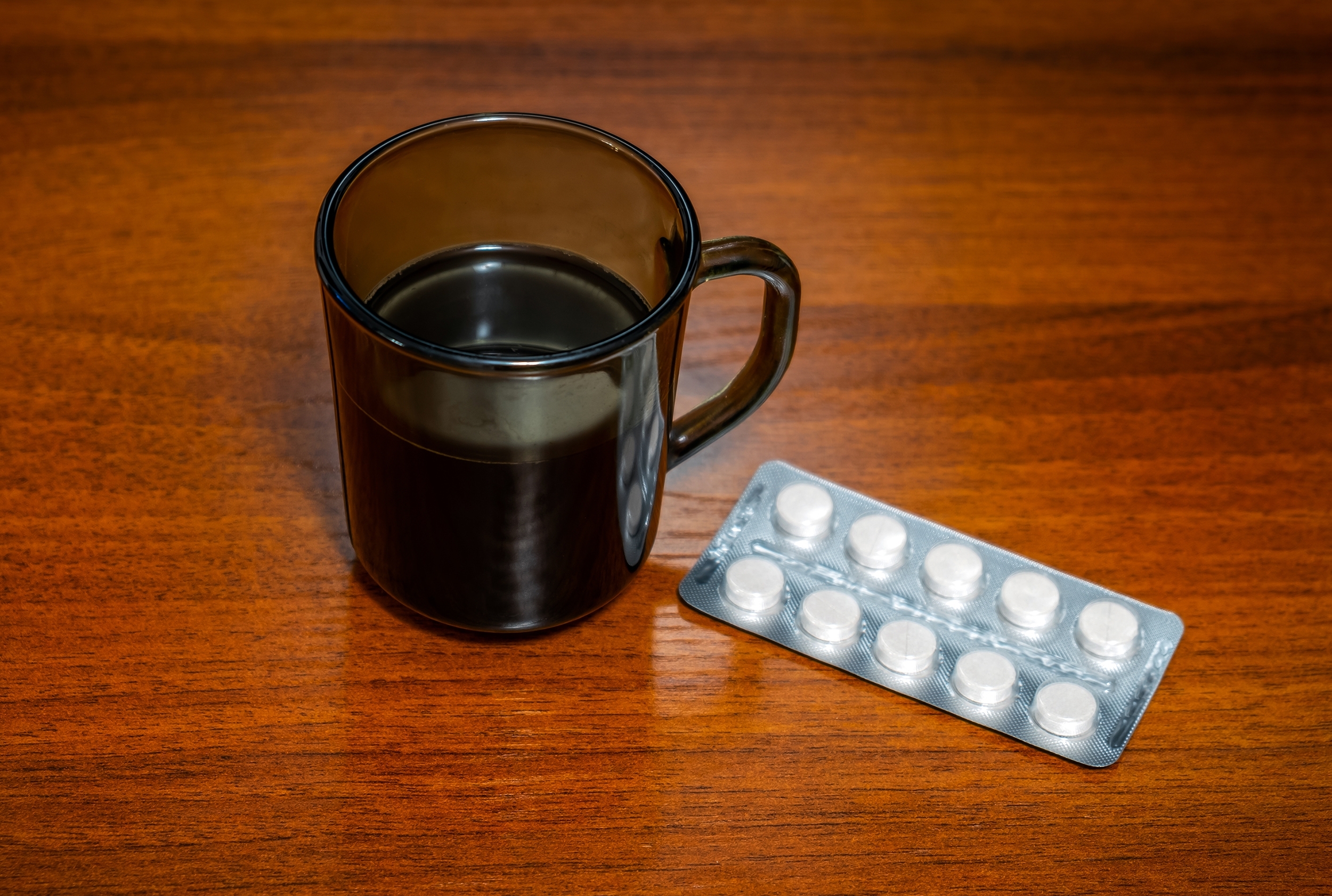 Por qué nunca debes mezclar los medicamentos con café: médicos advierten