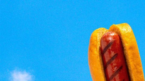 ista con tres hot dog con panes de Pringles