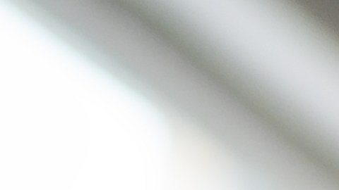 Los adultos mayores suelen ser las principales víctimas de estafas por clonación de voz en WhatsApp.