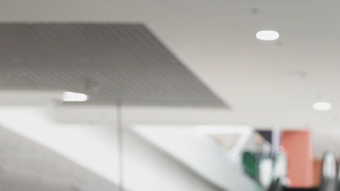 Una familia hispana de ingreso medio no está en el grupo que tiene viajes frecuentes y lujos, sino en el que redujo salidas, pospuso vacaciones y dejó de comprar ropa nueva.