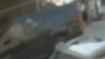 Un video de las cámaras de seguridad compartido por United Bodegas of America muestra una pelea entre un grupo de personas a las afueras de la tienda.