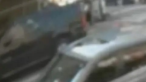 Un video de las cámaras de seguridad compartido por United Bodegas of America muestra una pelea entre un grupo de personas a las afueras de la tienda.