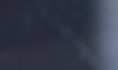 El calor extremo dentro de un vehículo puede acelerar la migración de microcompuestos en envases de PET, aunque el riesgo inmediato depende del tiempo y la temperatura.