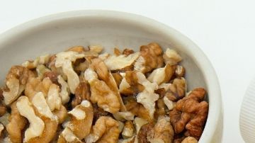 Frutas de bajo índice glucémico y vegetales de hoja verde: aliados clave para la depuración natural del hígado.