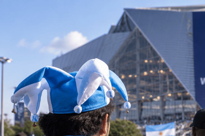 Aficionados de Argentina e Inglaterra frente a un operativo de seguridad antes de la semifinal del Mundial 2026 en Atlanta