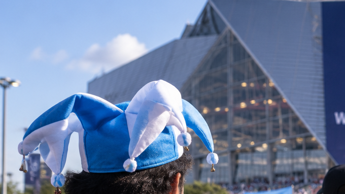 Aficionados de Argentina e Inglaterra frente a un operativo de seguridad antes de la semifinal del Mundial 2026 en Atlanta