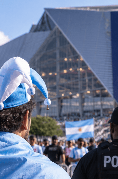 Aficionados de Argentina e Inglaterra frente a un operativo de seguridad antes de la semifinal del Mundial 2026 en Atlanta