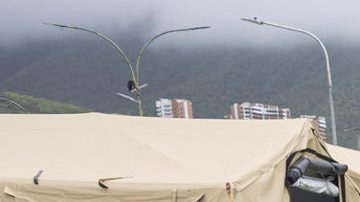 En el sector Caraballeda, en La Guaira, funcionan otros hospitales de campaña extranjeros, entre ellos, el de Reino Unido, que ha atendido a una media de entre 50 y 100 pacientes al día.