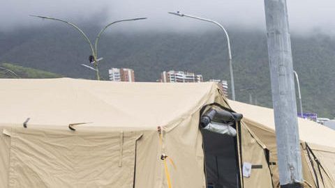 En el sector Caraballeda, en La Guaira, funcionan otros hospitales de campaña extranjeros, entre ellos, el de Reino Unido, que ha atendido a una media de entre 50 y 100 pacientes al día.