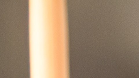 Macerar carne en jugo de piña ayuda a descomponer las proteínas gracias a la acción proteolítica de sus enzimas, logrando una textura suave de forma natural.