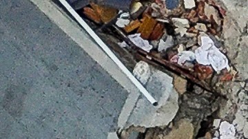 Se puede ver la señal SOS en edificios derrumbados tras los dos terremotos que sacudieron Caraballeda el 24 de junio, en el estado de La Guaira, Venezuela, el jueves 2 de julio de 2026.