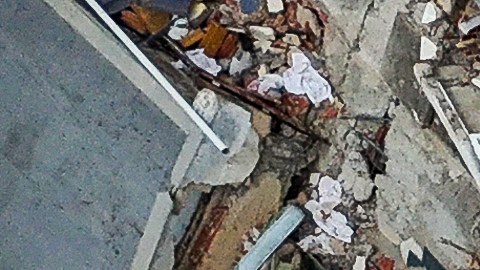 Se puede ver la señal SOS en edificios derrumbados tras los dos terremotos que sacudieron Caraballeda el 24 de junio, en el estado de La Guaira, Venezuela, el jueves 2 de julio de 2026.