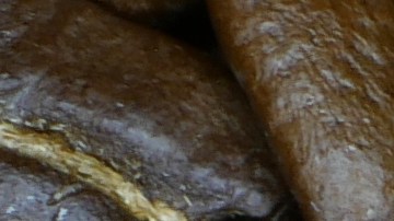 El café matutino estimula la motilidad intestinal por su temperatura y el efecto activador de la cafeína.