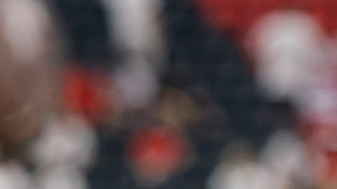 Jude Bellingham, de Inglaterra, saluda a los aficionados.