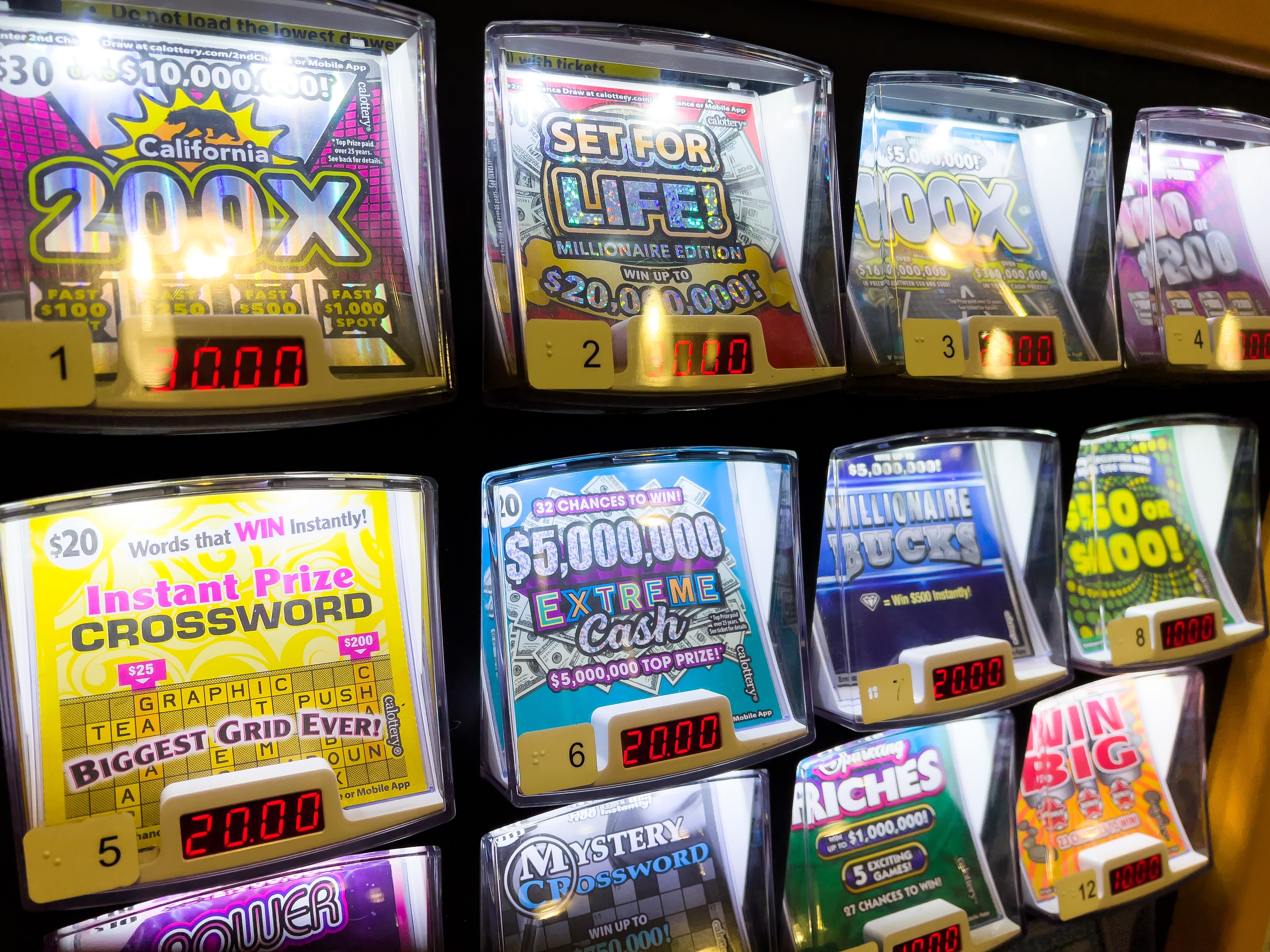 Hombre tiene un extraño presentimiento, compra boleto de lotería y gana $1 millón