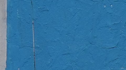 Un hombre pasa caminando frente a un mural callejero que representa a la fallecida estrella del fútbol Diego Maradona y a veteranos de la guerra de 1982 entre Argentina y el Reino Unido.