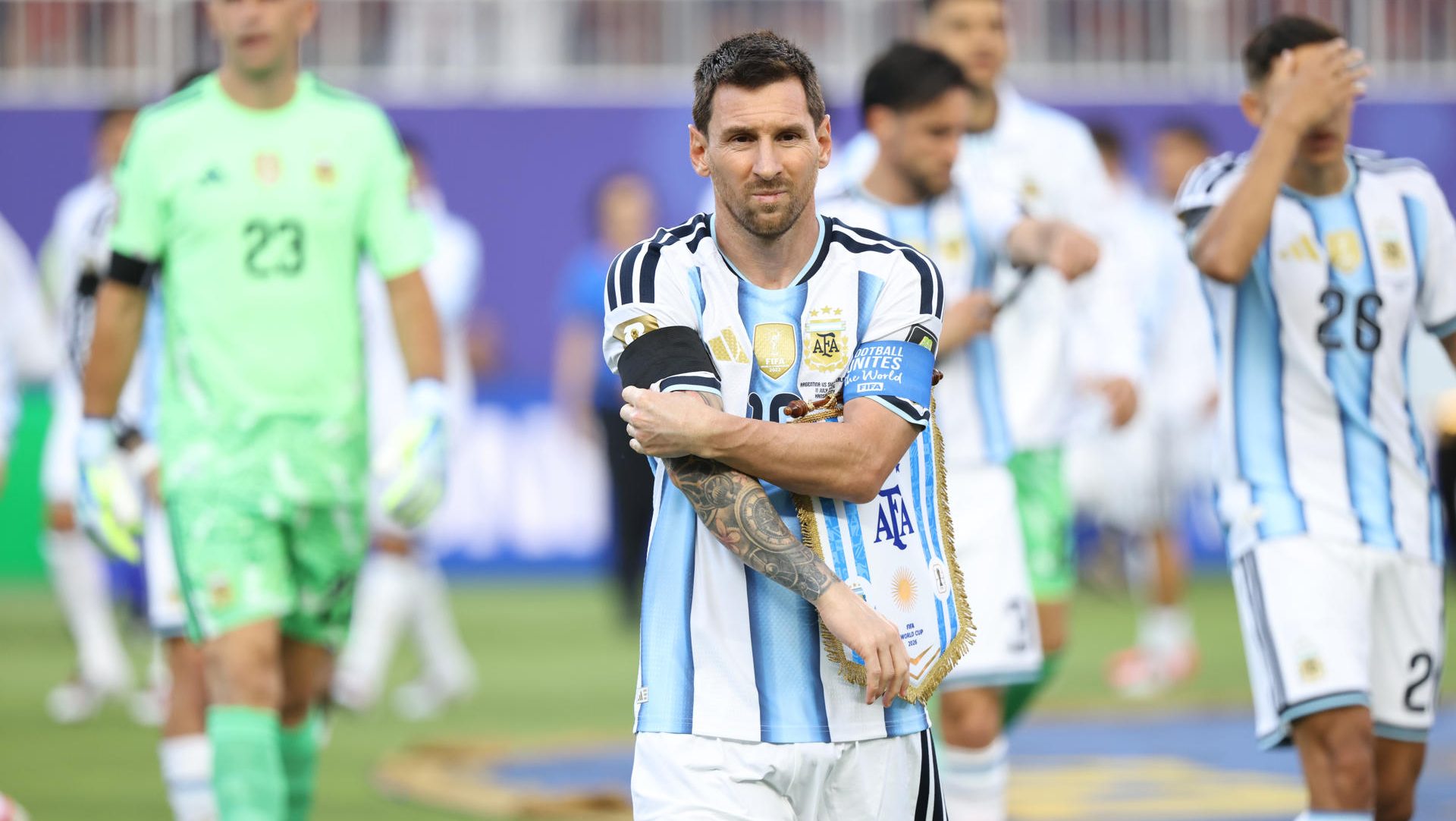 Lionel Messi le regala su camiseta a la leyenda italiana Roberto Baggio