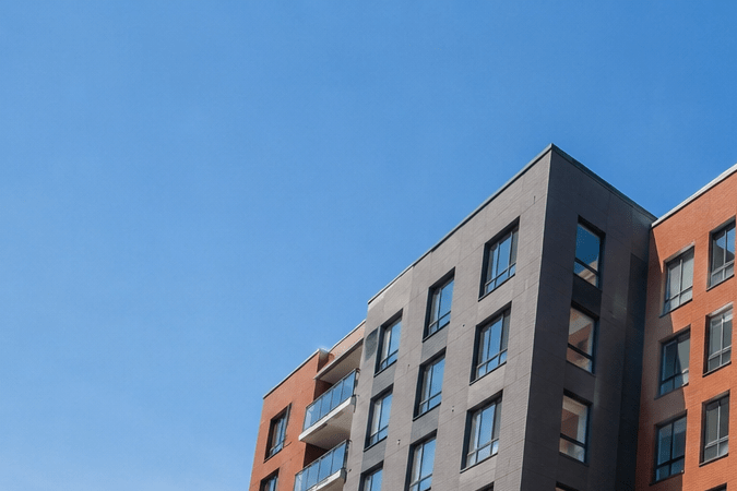 Edificio moderno de apartamentos en Brooklyn vinculado a una lotería de vivienda asequible en Nueva York.
