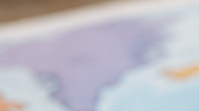 Varios pasaportes sobre un mapa mundial junto a una brújula y un avión, como representación del ranking de movilidad internacional de 2026.