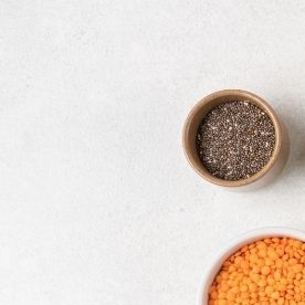 Los pescados grasos como el salmón aportan proteínas de alto valor biológico y omega-3, indispensables para reducir la inflamación articular y reparar la masa muscular.