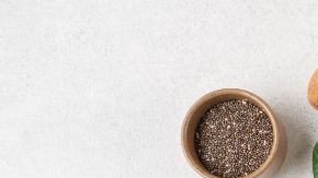 Los pescados grasos como el salmón aportan proteínas de alto valor biológico y omega-3, indispensables para reducir la inflamación articular y reparar la masa muscular.