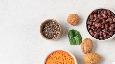 Los pescados grasos como el salmón aportan proteínas de alto valor biológico y omega-3, indispensables para reducir la inflamación articular y reparar la masa muscular.