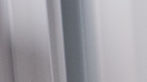 El verdadero enemigo del plátano es su propio gas etileno. Al envolver los tallos herméticamente con film transparente, bloqueas la liberación de este gas y detienes la maduración acelerada.