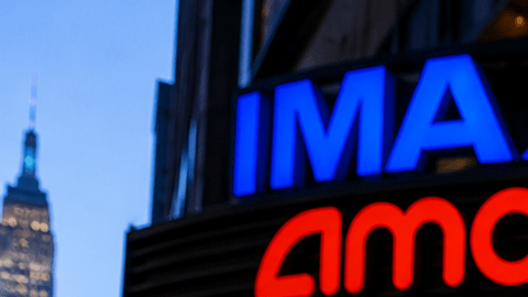 Entrada para ver The Odyssey en IMAX 70 mm frente al AMC Lincoln Square de Nueva York